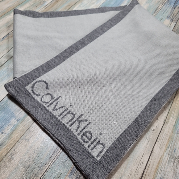 Calvin klein Reversible Scarf. - Picture 8 of 8